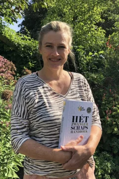 Linda Offereins, lactatiekundige IBCLC en eigenaar van Lactacare, in haar tuin