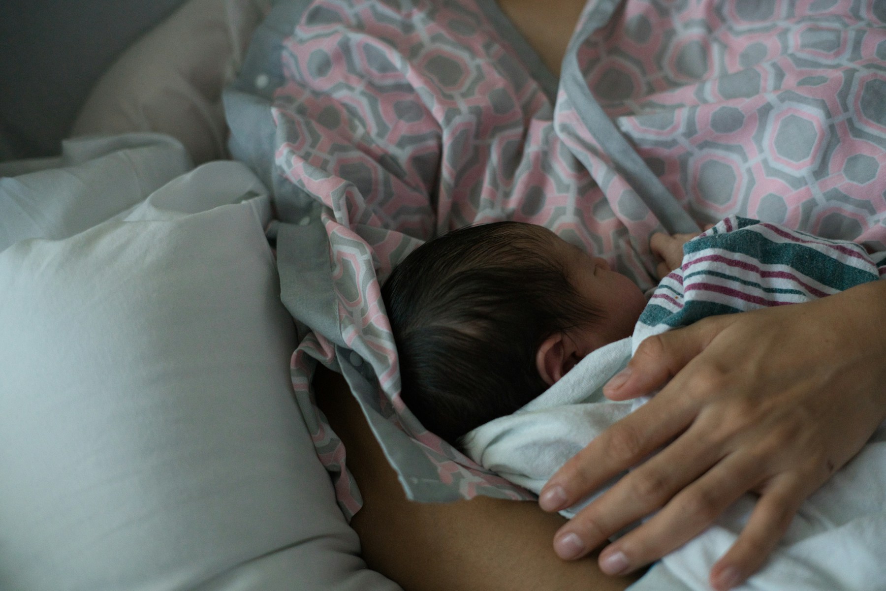 Moeder geeft haar pasgeboren baby borstvoeding